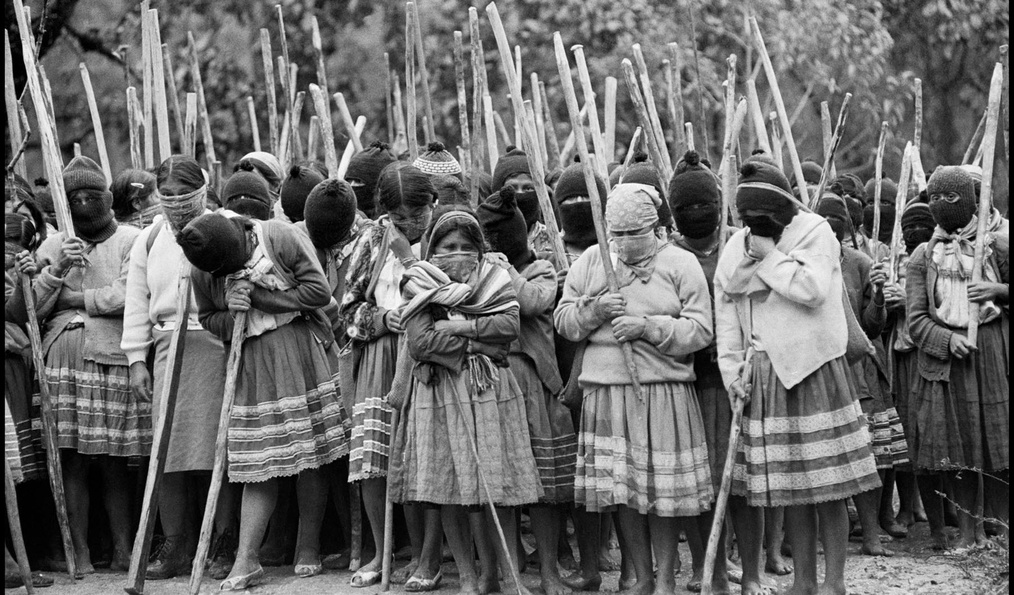 Yalchiptic, Chis. 02enero1998.- Mujeres protestando con palos por la presencia del ejército en el pueblo de Yalchiptic Altamirano, Chiapas. FOTO: PEDRO VALTIERRA/CUARTOSCURO.COM